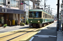 江ノ電　道路走る