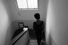 階段を降りる人