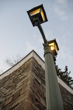 石垣とガス燈