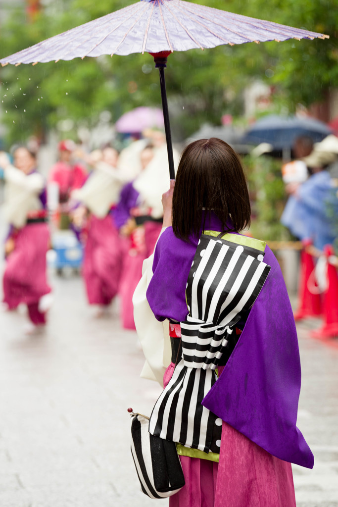 降りしきる雨の中