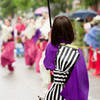 降りしきる雨の中