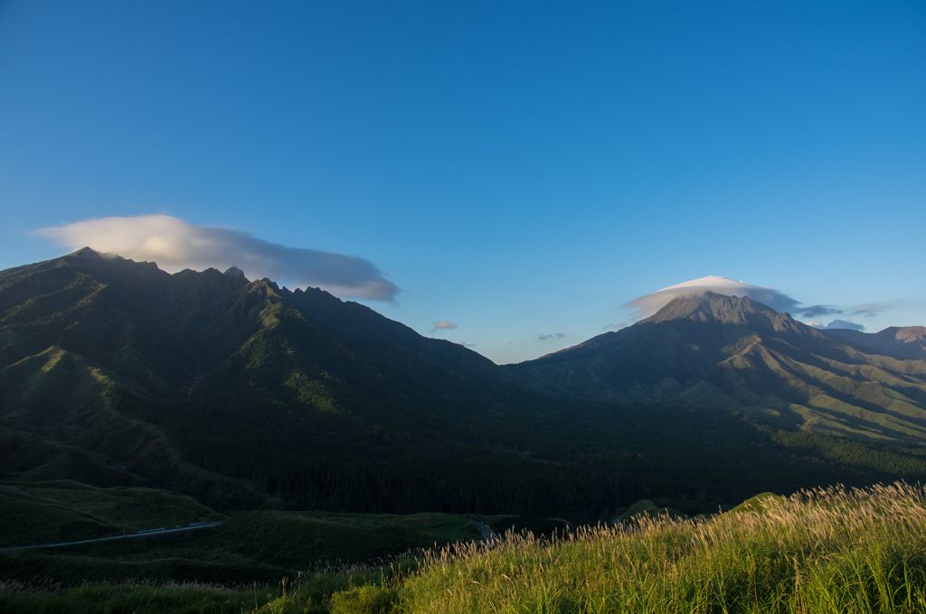 雲かかる高岳と根子岳