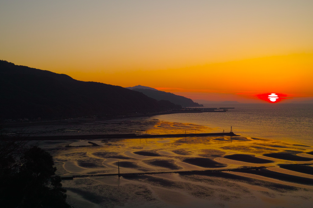 起輿来海岸に日が沈む