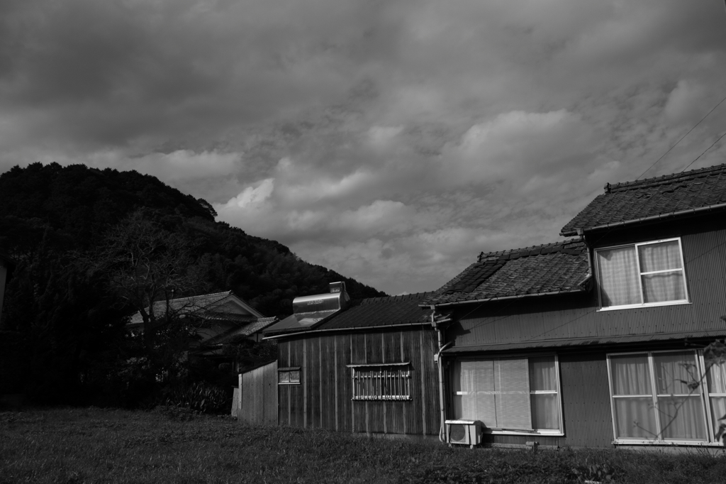 重い空の下に