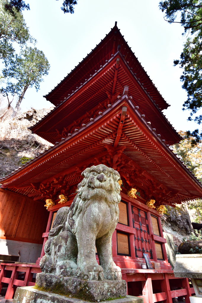 榛名神社の狛犬と三重塔
