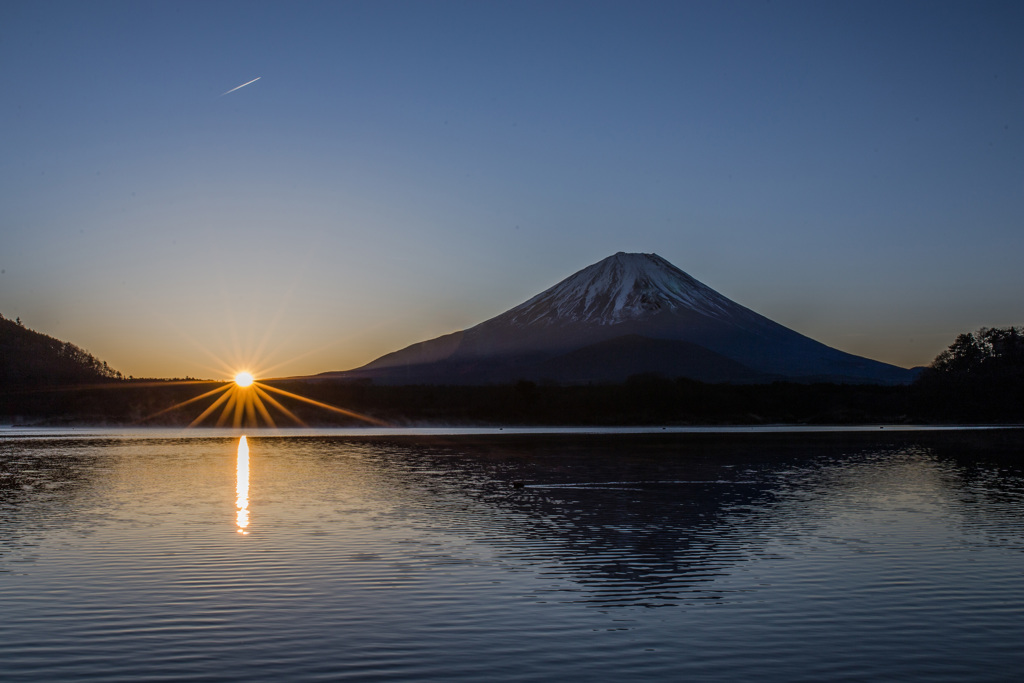 夜明けの精進湖