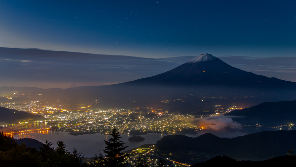 湖畔の夜景と富士を臨んで