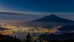 湖畔の夜景と富士を臨んで