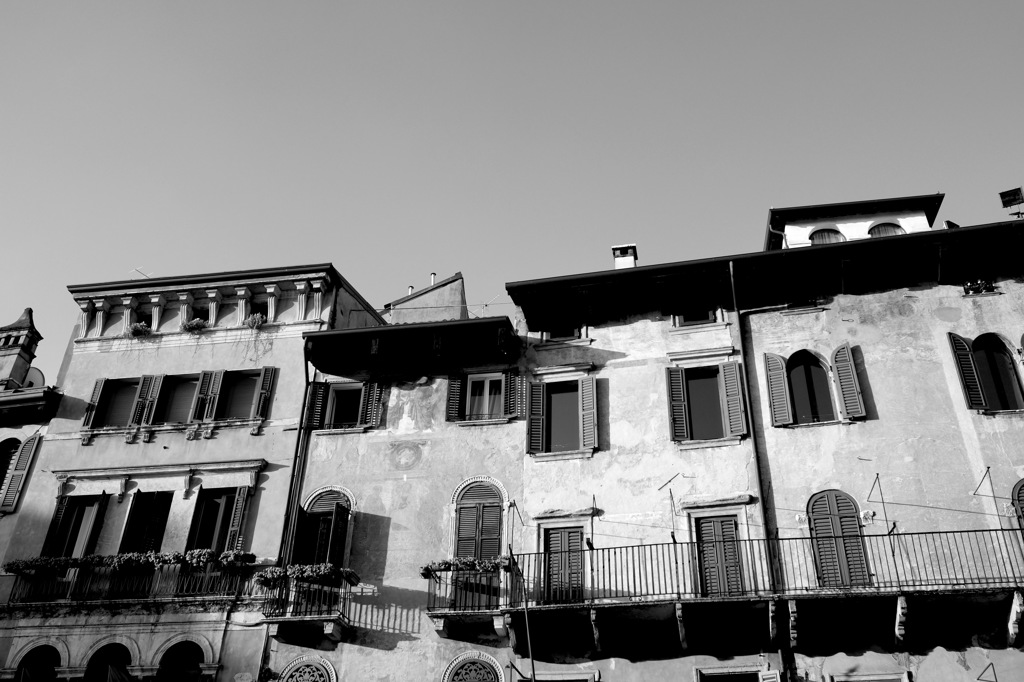 MONOCHROME  ITALIA