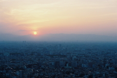 もやと夕闇に包まれていく都市