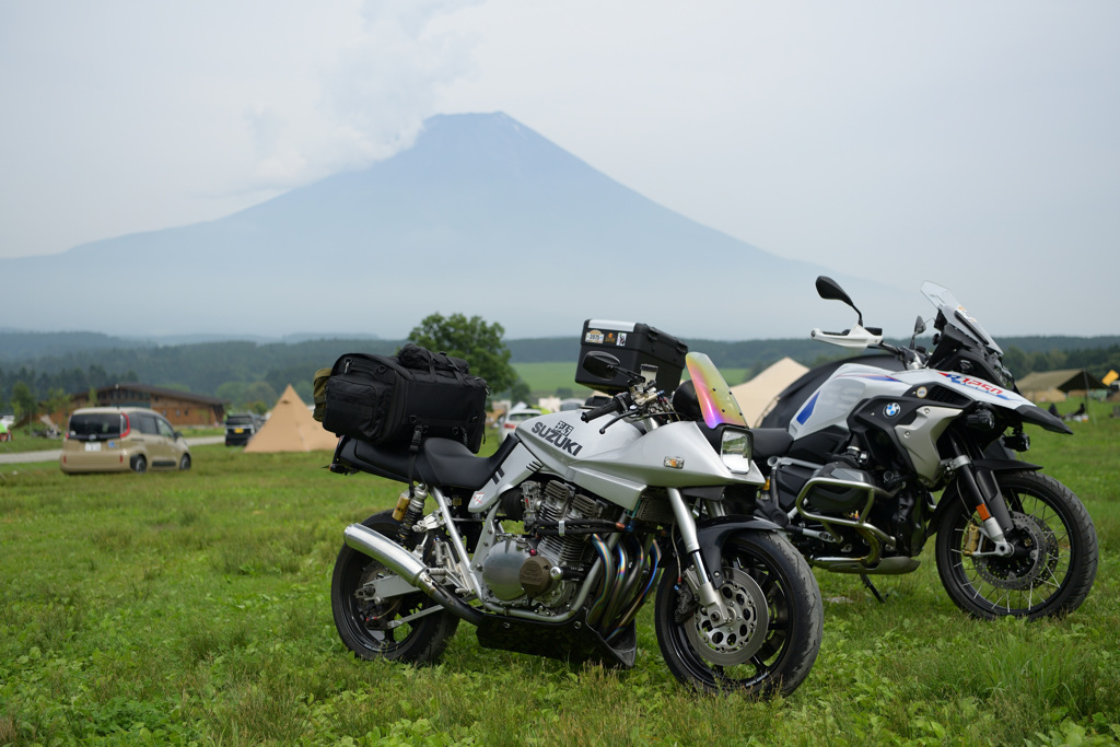 富士山を背に