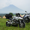 富士山を背に