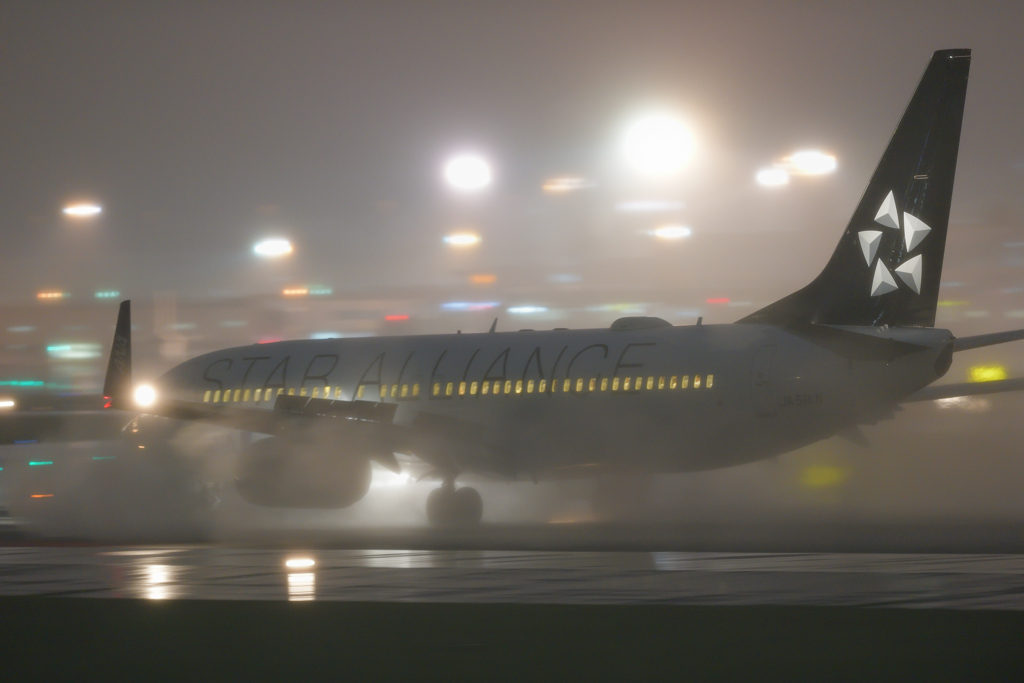 雨　夜の伊丹空港