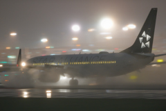 雨　夜の伊丹空港