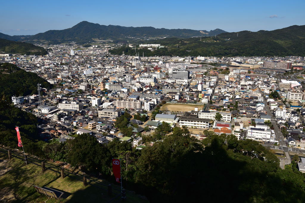 洲本城より市内を望む