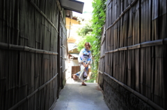 夏の路地にて