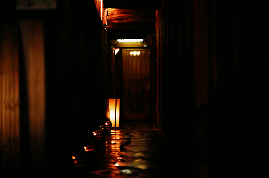 京都夜散歩　雨濡れ 2