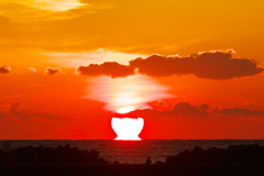 遠州灘に沈むだるま夕日