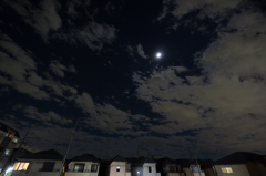 夜なのに青い空　白い雲　広い空 十三夜