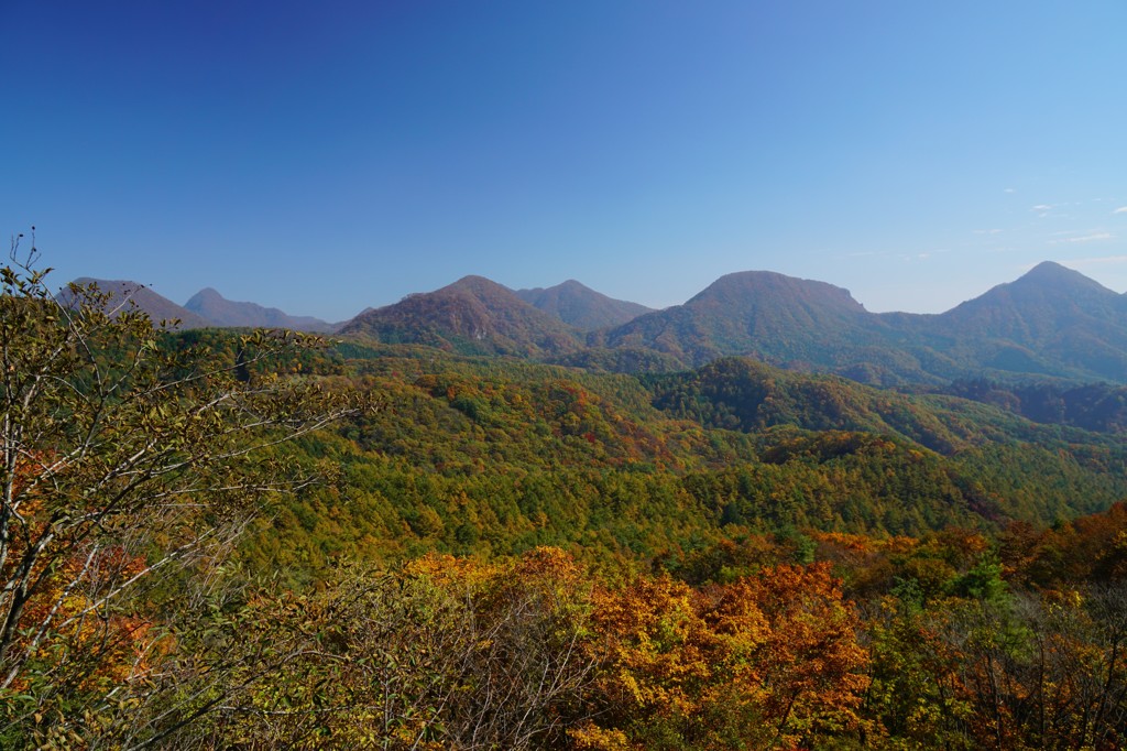 紅葉の山々