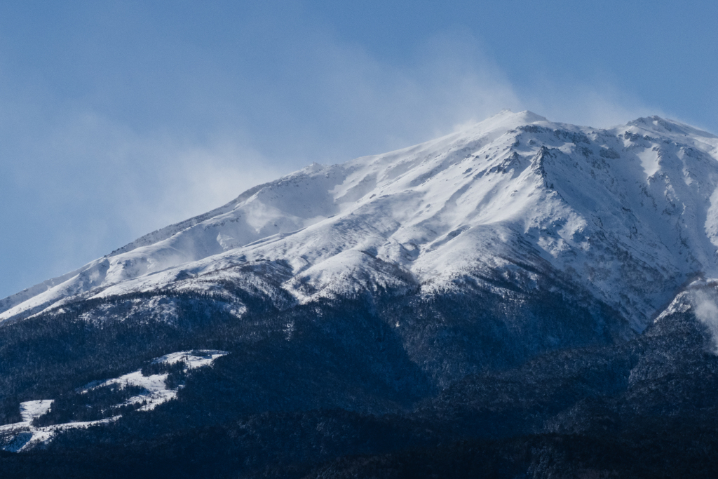 吹雪く山