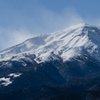 吹雪く山