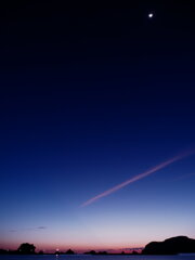 残月と茜雲