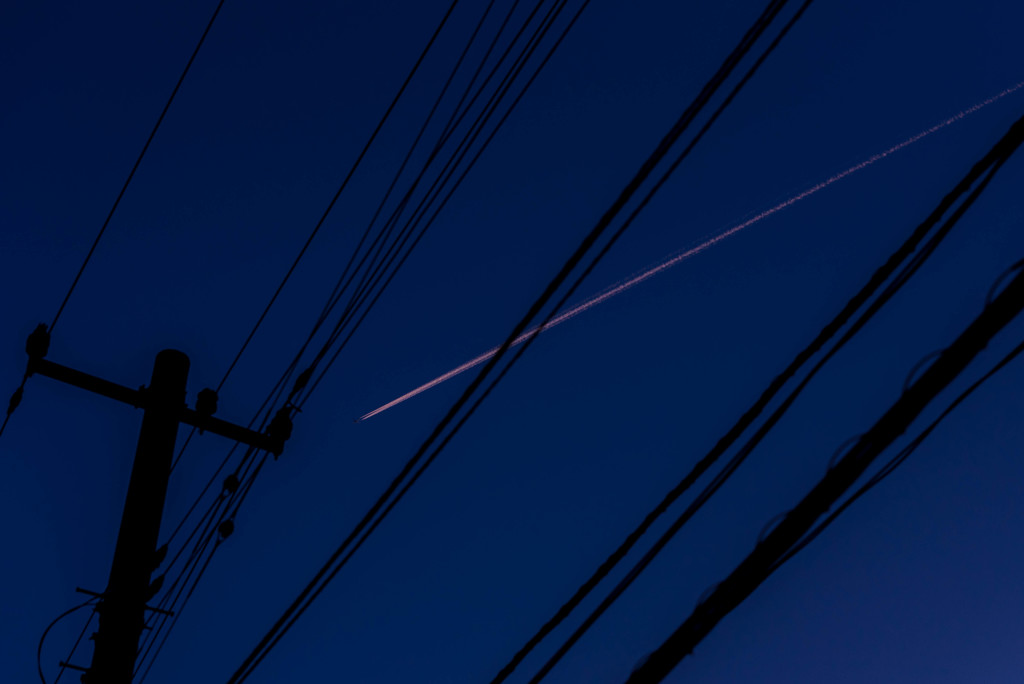 電柱と飛行機雲