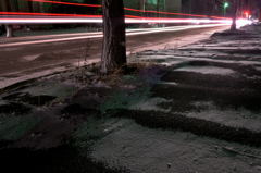 粉雪の落ちた歩道