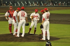 マウンドに集まる内野陣