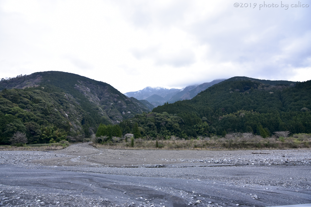 静かに訪れる山間の春