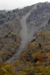 灰色の山肌と彩