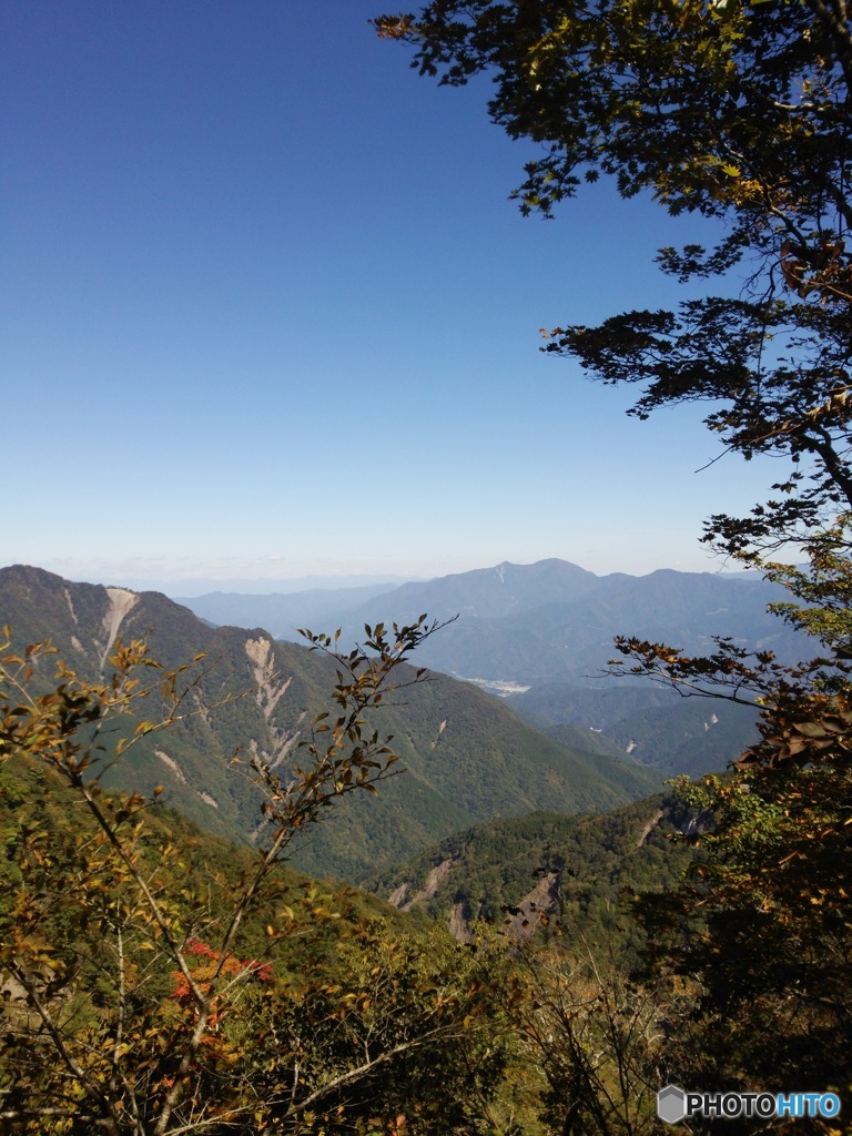 八紘嶺尾根から見える身延の町(山梨県)