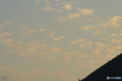 淡い夕陽に霞む空