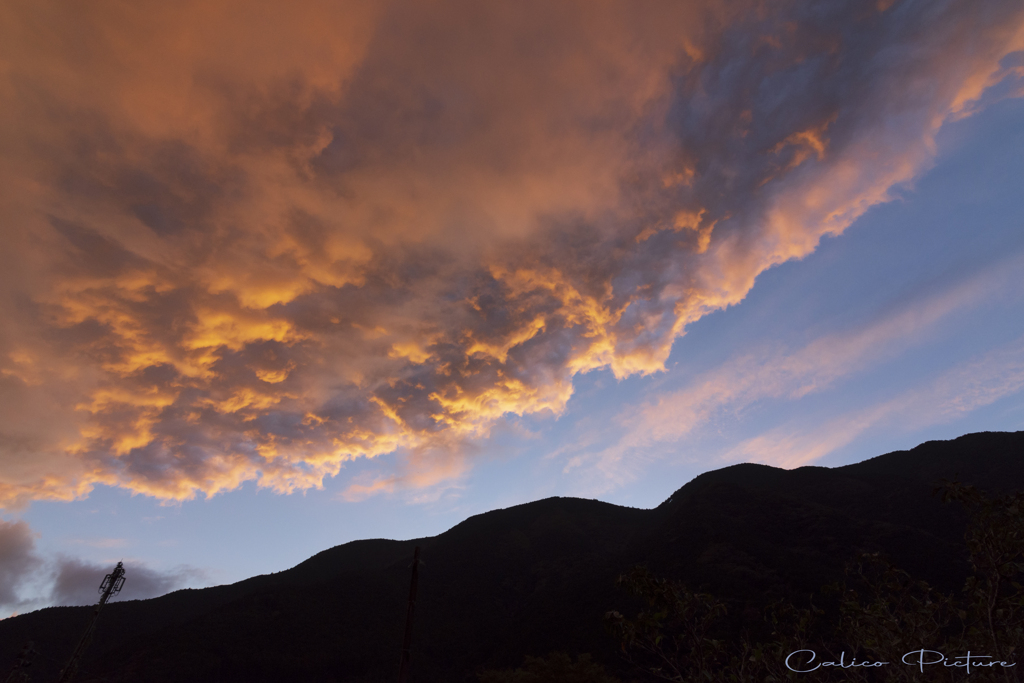 押し寄せる茜雲