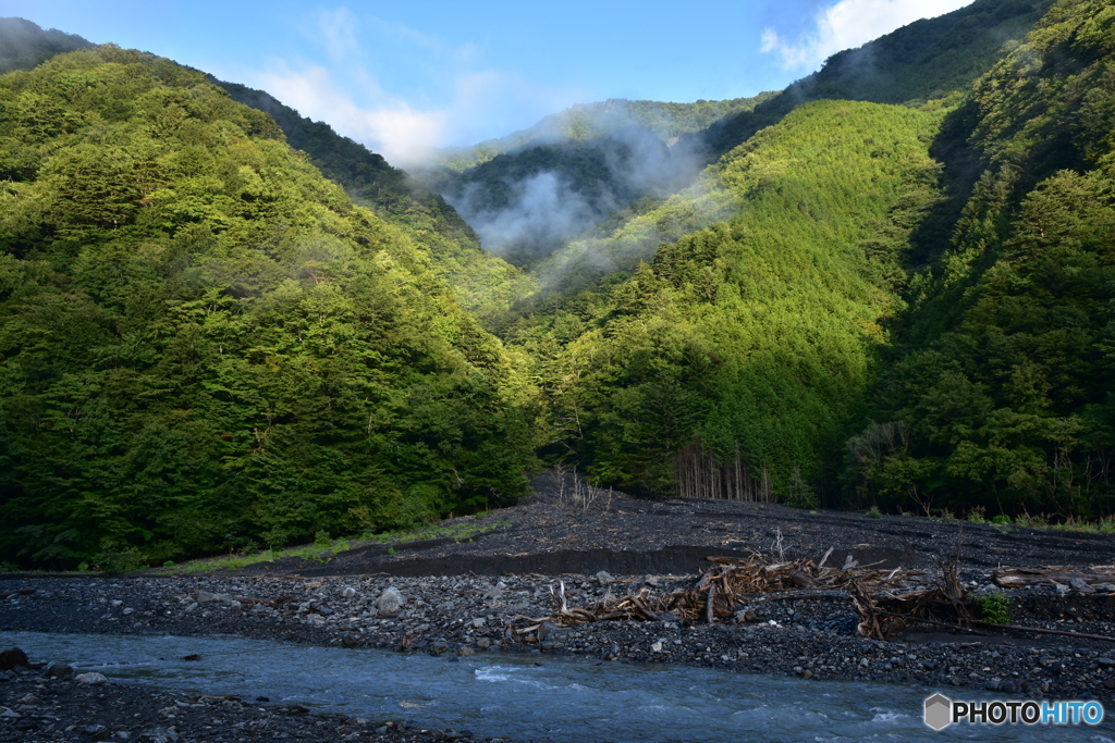 沸き立つ山霧