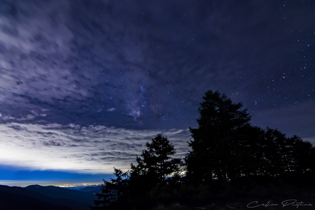 雲間に彩る夏の天の川