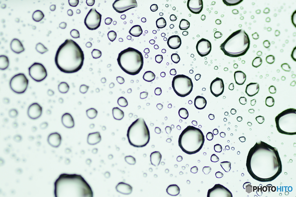 窓を叩く雨滴