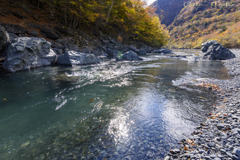 紅葉と水の煌めき