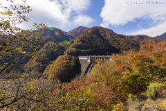 深山幽谷に佇む