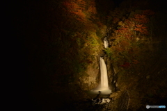 闇夜に浮かぶ赤水の滝