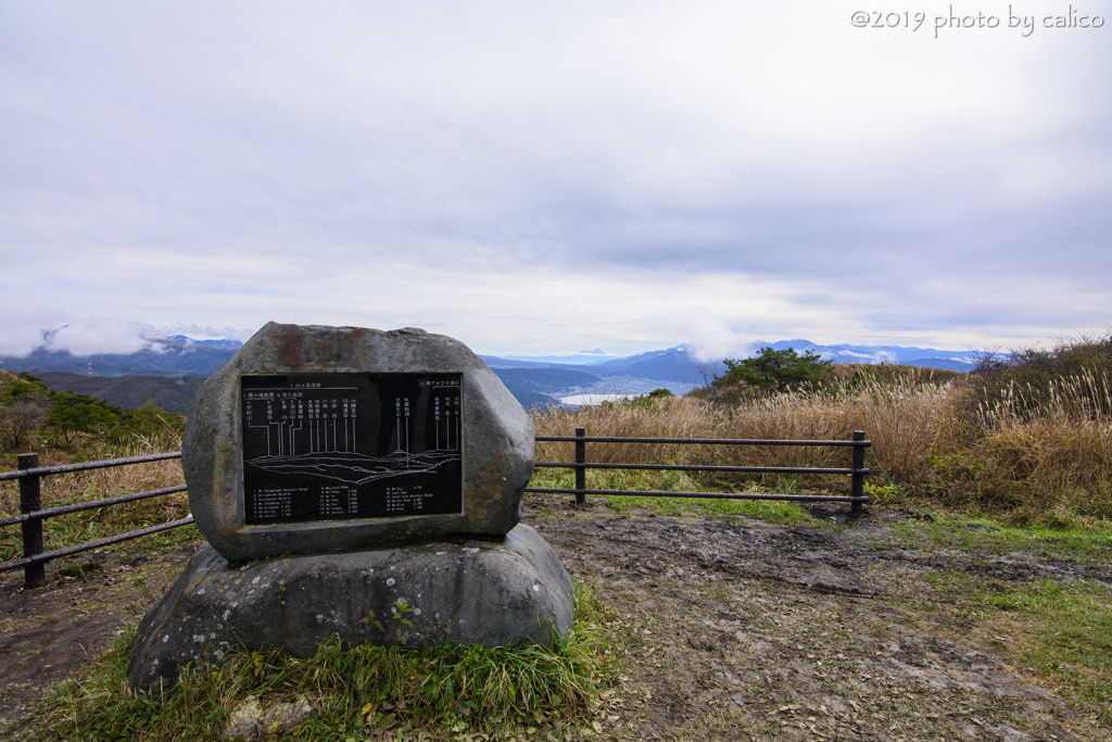 諏訪湖を取り巻く山々