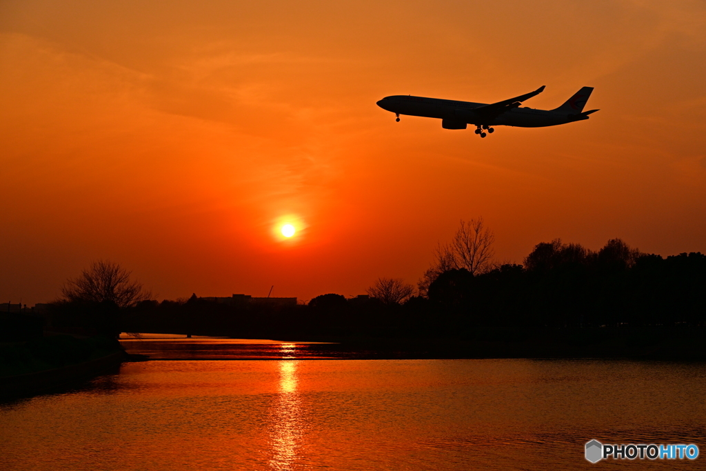 夕日と飛行機