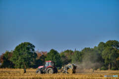 トラクターと草ロール