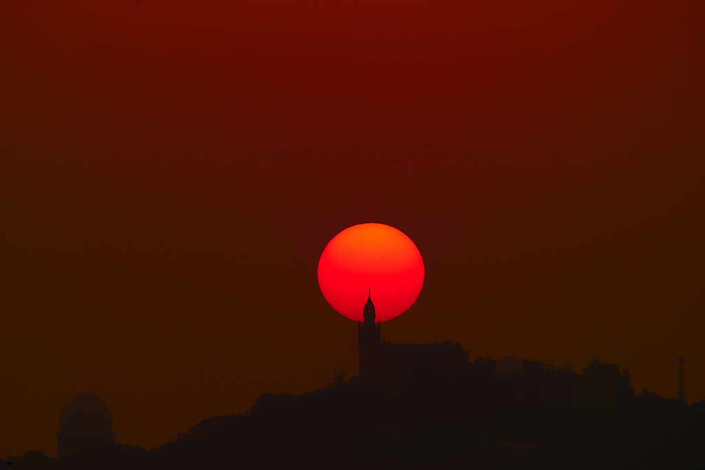 山頂の教会と夕日