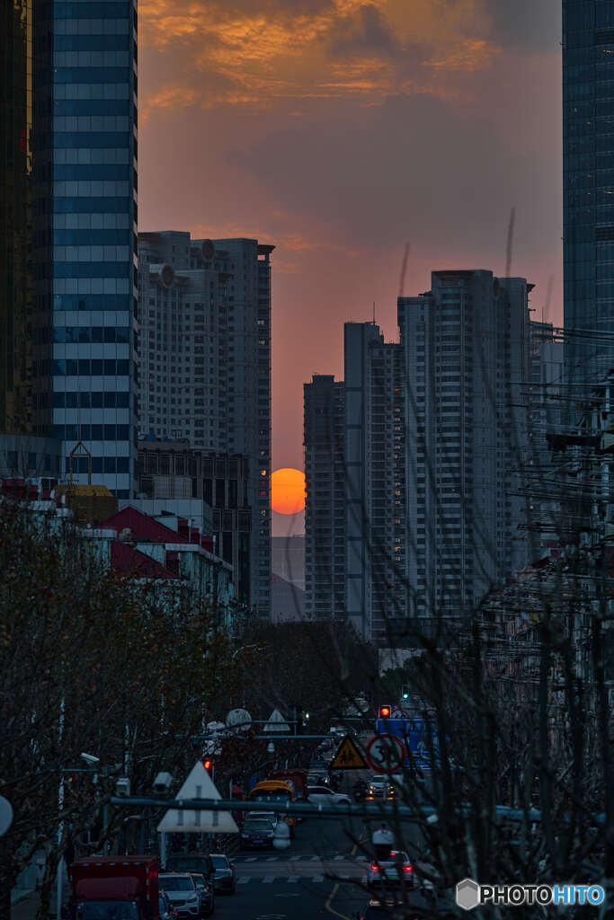 ビルの間に沈む夕日