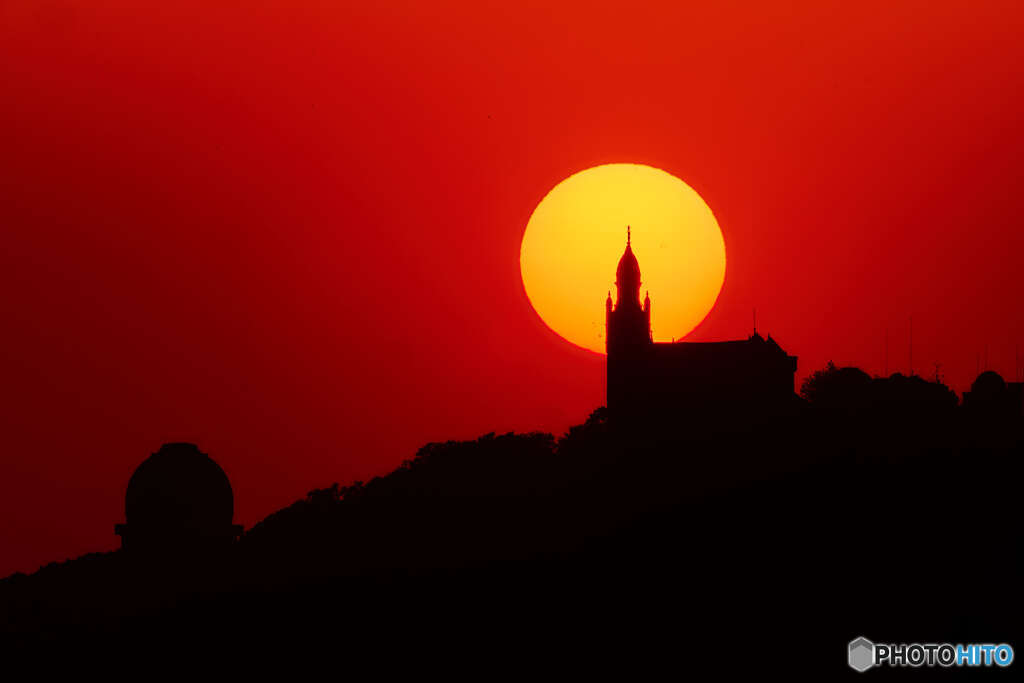 山の教会と夕日
