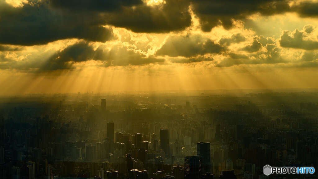 雲から漏れる光