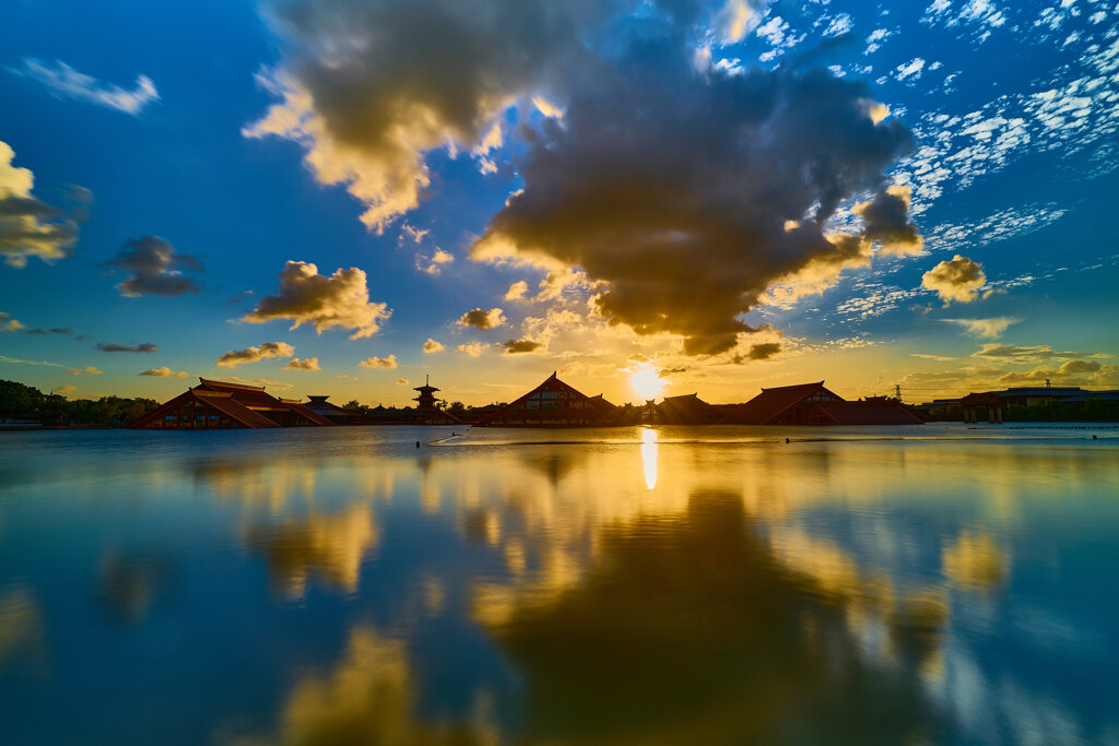 夕日と雲と水鏡