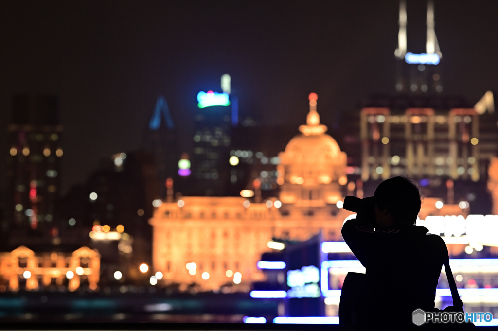 夜景を撮るカメラマン